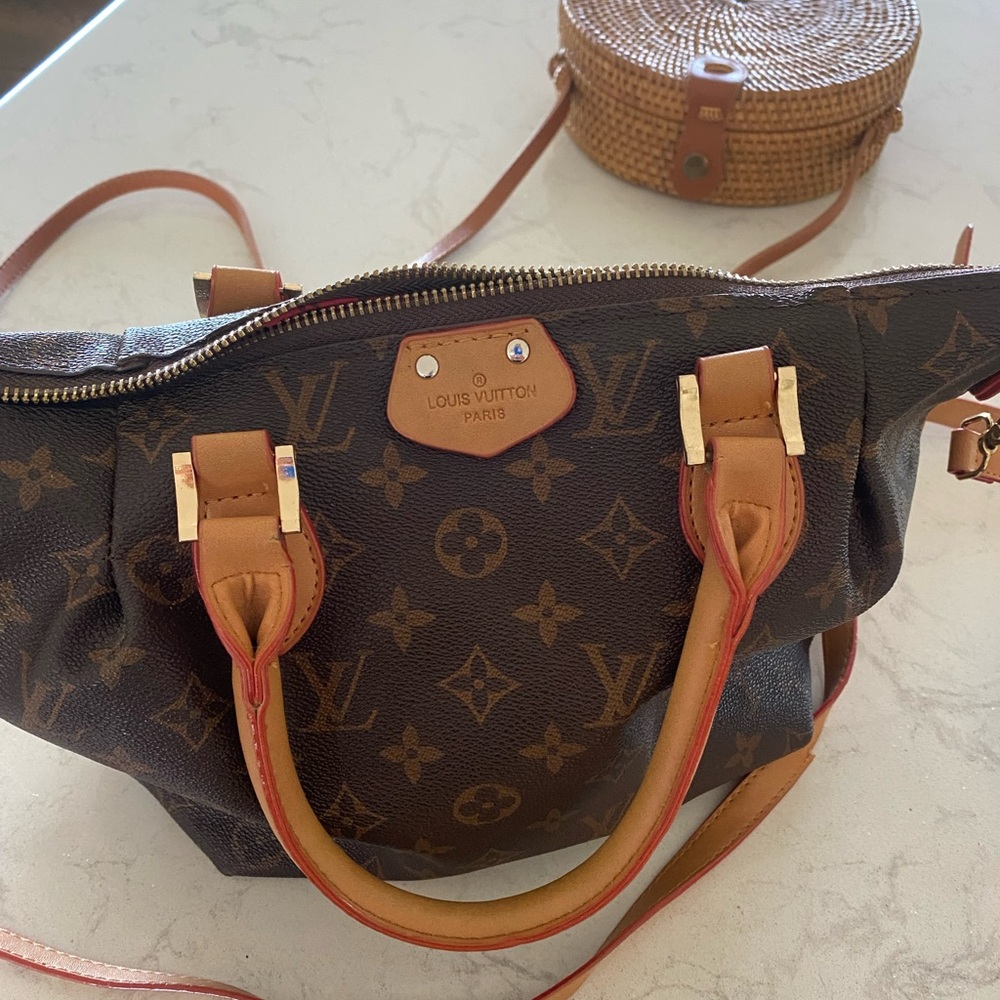 Fun cross body or shoulder bag. Good condition slightly used
